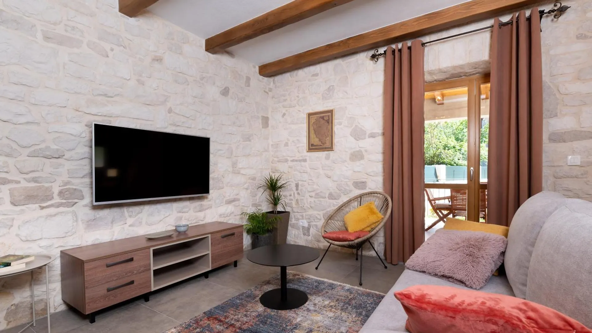 Stone House With Pool And Yard - Villa Histra Sumber